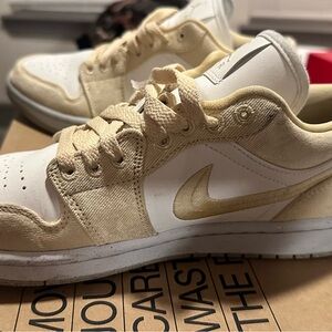 Mid nike air Jordan white and gold